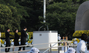 広島の平和記念式典で献花をするシュレーダー