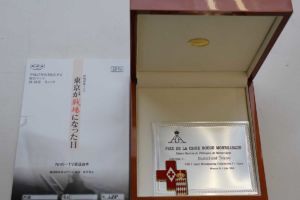ドラマの脚本とモナコ赤十字賞の盾©ICRC
