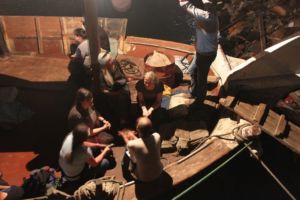 ジブチ。イエメンのアデンに向けて出港するボートに乗る戦傷外科チーム。