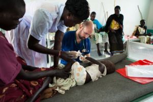 南スーダン、コドック病院、ICRCの医師が子どもの治療にあたる。 ⒸPawel Krzysiek／ICRC