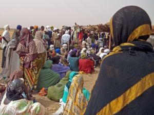 マリ東部の都市アンソンゴの配付所へ集まる人びと。2015年6月18日　©ICRC