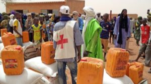 マリ東部の都市アンソンゴで食料を受け取る人びと。2015年6月18日　©ICRC