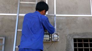 職員から訓練を受けた被拘束者が刑務所内に新しい電気システムを設置する様子。刑務所スタッフから訓練を受けた　©CC-BY-NC-ND / ICRC / T. Tuitiengsat