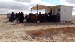 ヨルダン北東部ハダラートにいる難民申請者に医療支援をおこなうICRC職員 ©ICRC/ Ossama Zaqqout