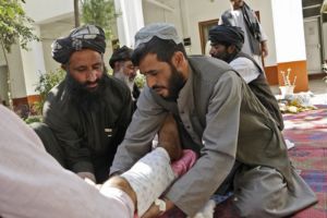 2016年8月29日、アフガニスタン南部カンダハル。地元で手に入る資材を使って、病院搬送前に骨折した足を固定するザマリャライ
