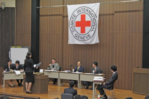 大勢の傍聴者に囲まれ、決勝法廷は大講堂で行われた