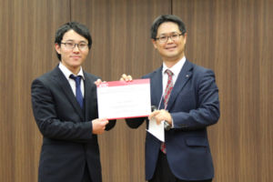 最優秀弁論賞が贈られた浦山太陽さん（左）と裁判官役の森氏