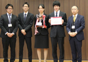 優勝した京都大学チームと裁判官役の野口氏