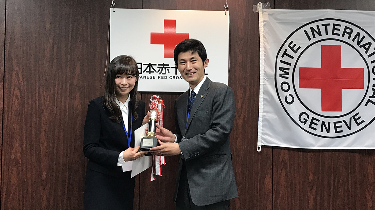 最優秀弁論賞が贈られた 同志社大学の春山奏璃さん