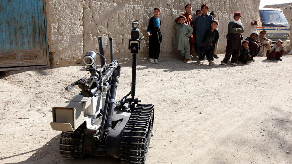 AI/人工知能を用いた自律型兵器のようなものを見ている人々