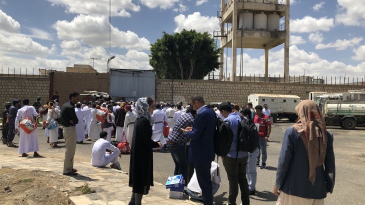  9月に空爆されたダマルの収容所で生き残った42人を含む被拘束者290人が、9月30日に釈放された様子