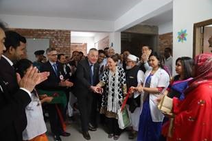 義肢&装具ユニットのテープカットセレモニー(中央男性がICRCバングラデシュ首席代表)