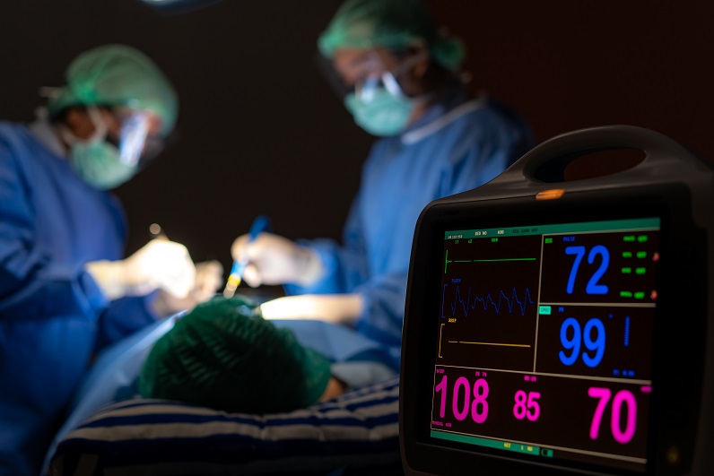 病院で患者を治療中の様子