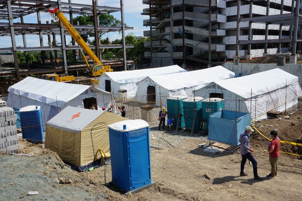 フィリピンのケソン市パヤタス地区の刑務所敷地内に設置された隔離テント棟4棟