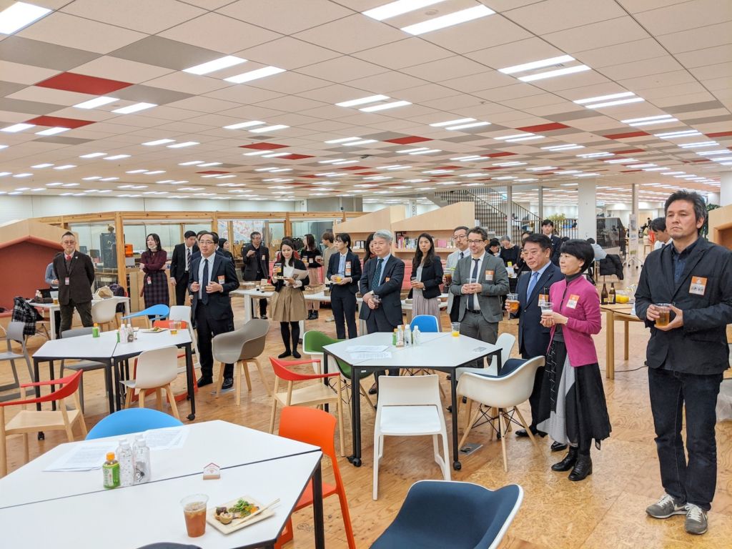  取材対象となったご家族やコンペ応募者、ジャーナリズム専攻の学生、大使館関係者など、多くの方が授賞式に出席