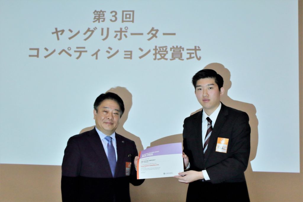  日本赤十字社企画広報室長の喜多氏より表彰される柳沢さん（右）