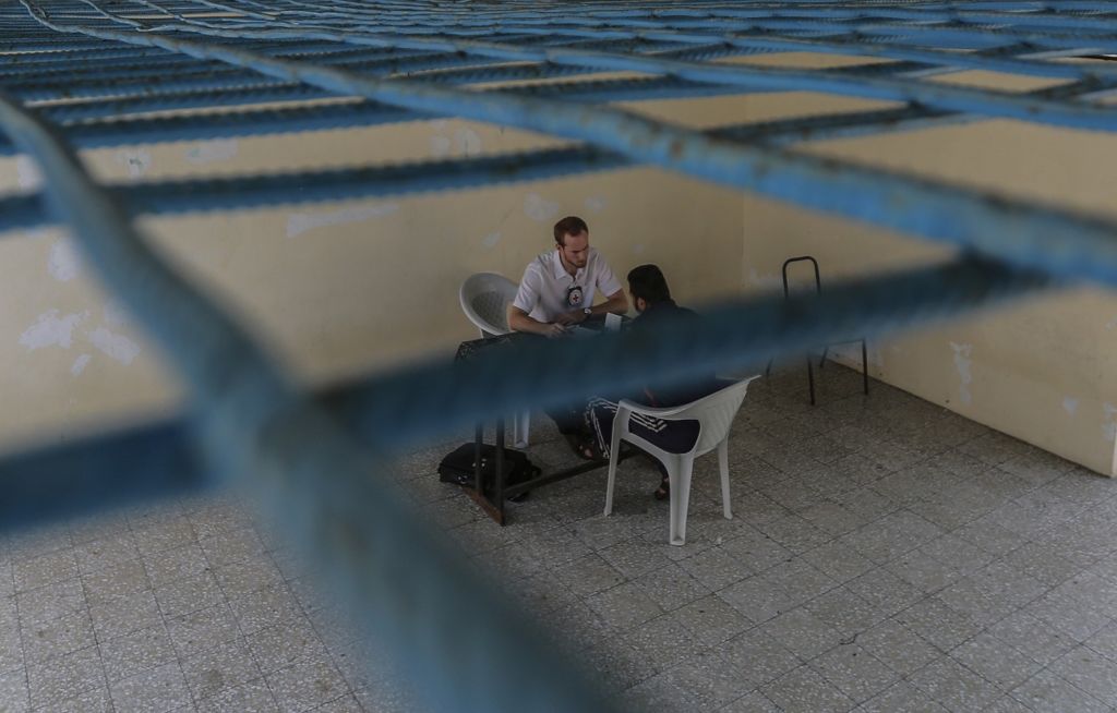 ガザにある収容施設で被拘束者と定期的に面会し、人道的な扱いを受けているかヒアリングを行うICRCスタッフ