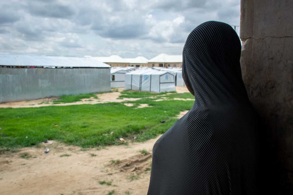 ナイジェリアの避難民キャンプを見つめる女性ヤガナ（仮名）