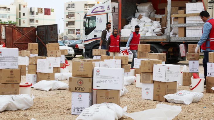 リビアにおける長期の紛争により、家を離れることになった数千もの家族に食料やその他の生活必需品を配付