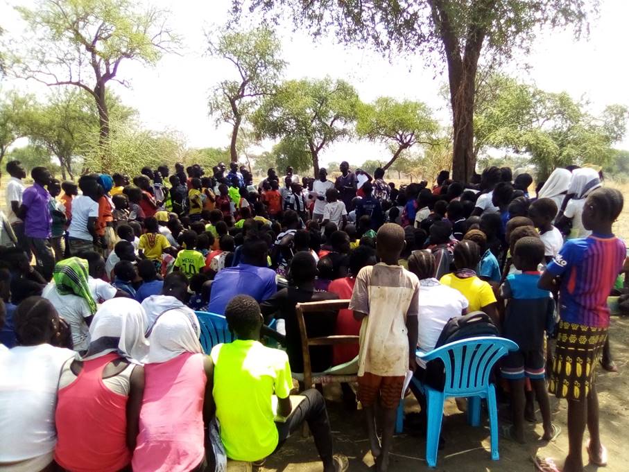 南スーダンでコロナウイルスの予防策として児童に手洗いの方法を教えるICRCスタッフ