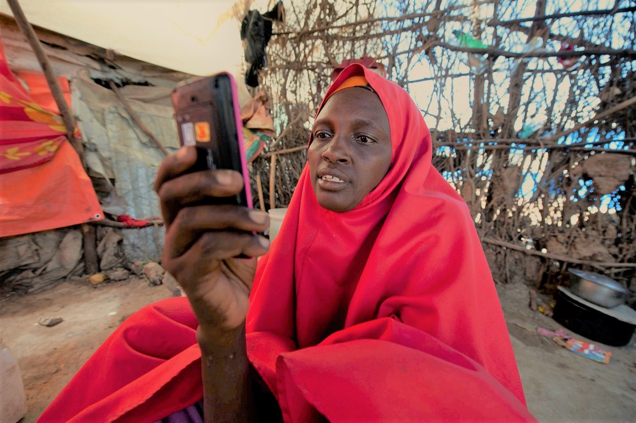 スマートフォンのようなデジタル機器を使用する女性