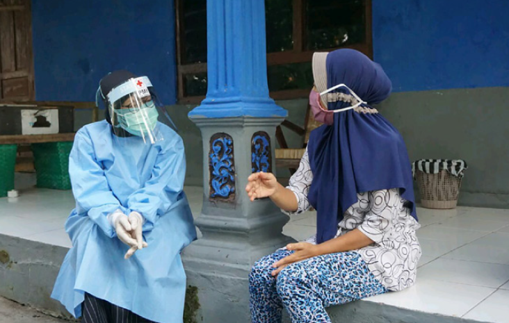 コロナ禍で精神不安定となった女性に救急処置を施す赤十字ボランティア (ジョグジャカルタ州、2020年8月)