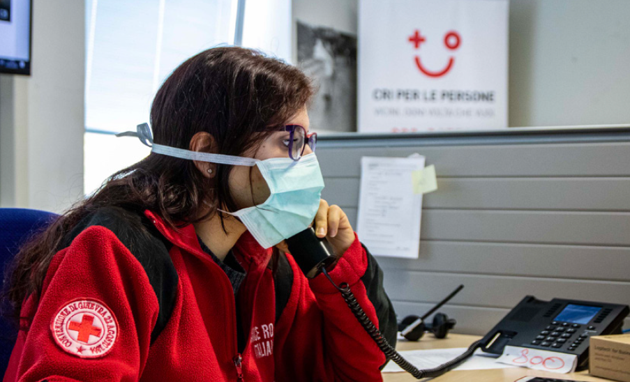 赤十字施設内に設けた医療従事者用ホットラインで電話相談に応じるボランティア (ローマ、2020年)