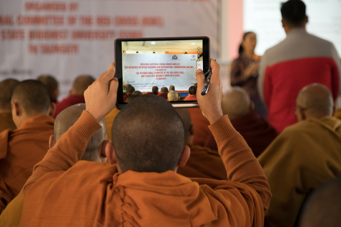「紛争下の苦しみを減らす:仏教と国際人道法の接点」というテーマの、赤十字国際委員会(ICRC)とシャン州仏教大学(SSBU)が開催したワークショップの様子