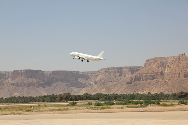 サユーン空港を飛び立つICRC機