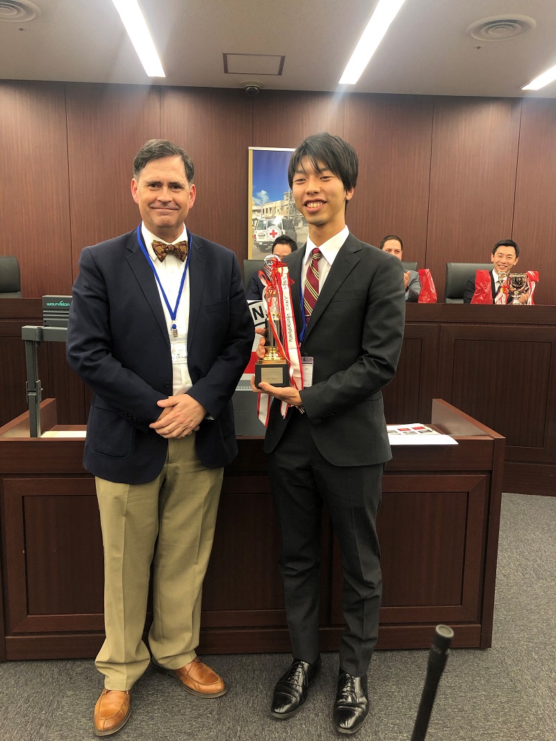 最優秀弁論賞が贈られた清水元輝さんと裁判官役を務めた米第五空軍司令部法務部のドナルド・バッグ氏