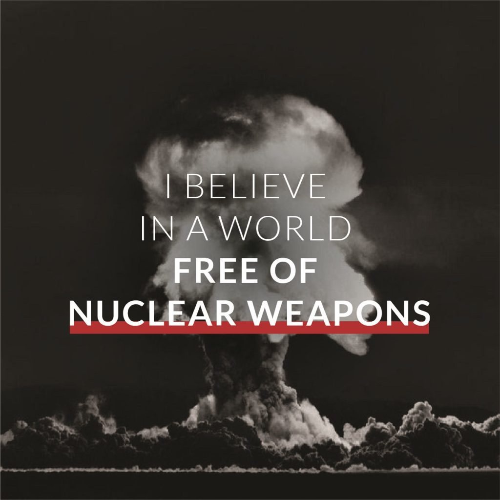 核爆発の雲を背景にI BELIEVE IN A WORLD FREE OF NUCLEAR WEAPONSと書かれたメッセージ