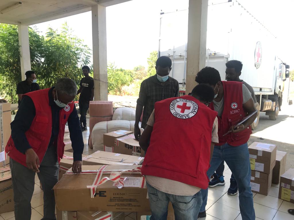 エチオピアで支援物資を準備するICRC