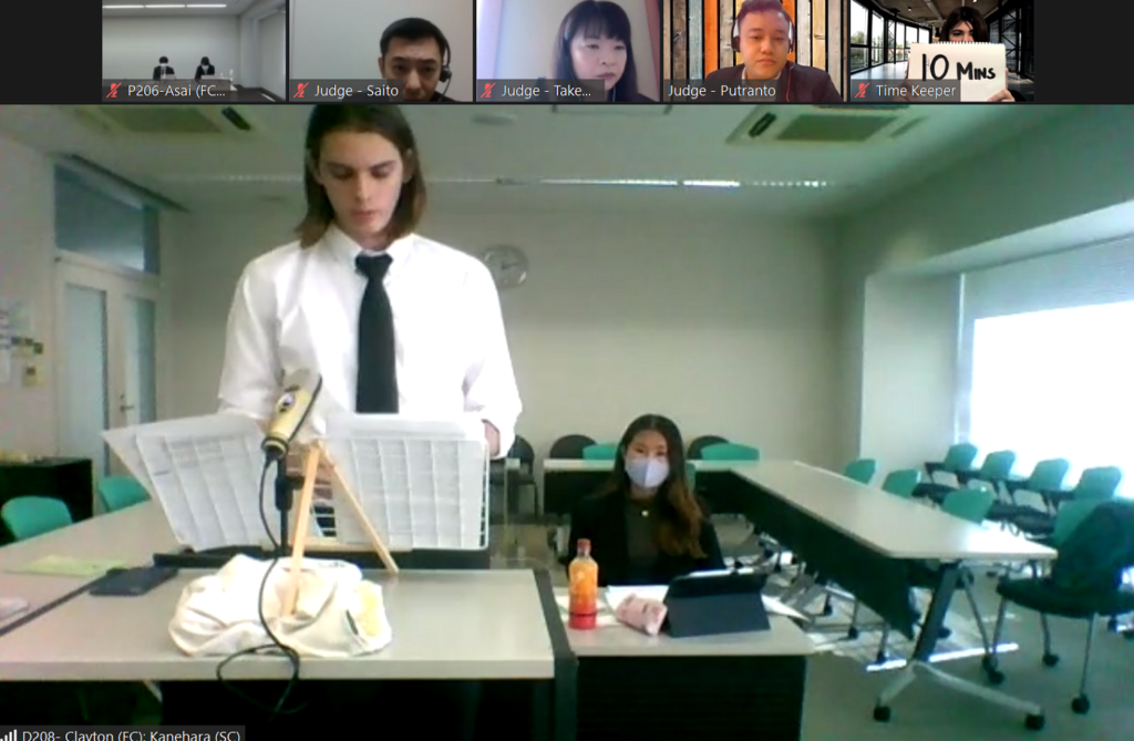 最優秀弁論賞を受賞した東京大学チームのクリス・クレイトンさん、金原芽以さん