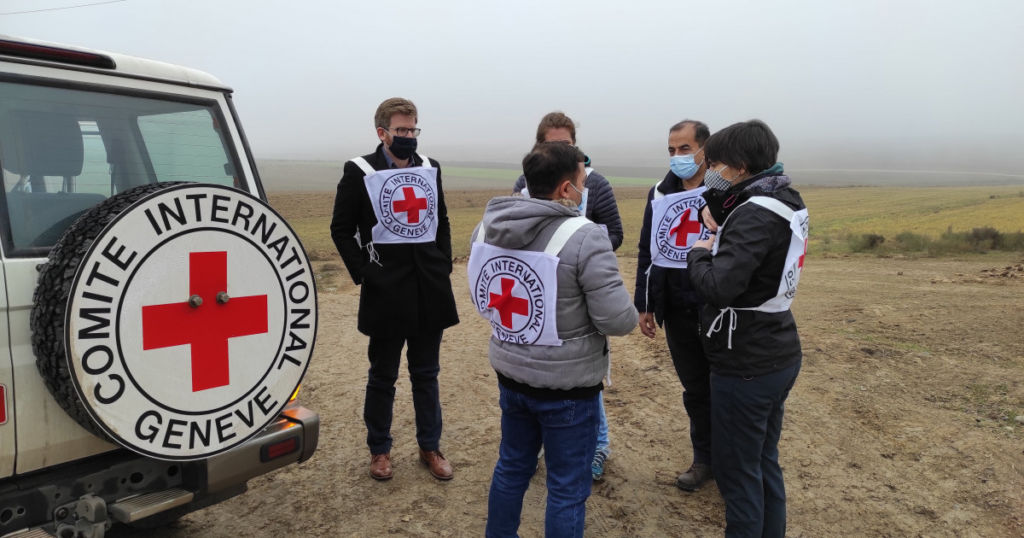 車の前で話し合うICRCの職員達