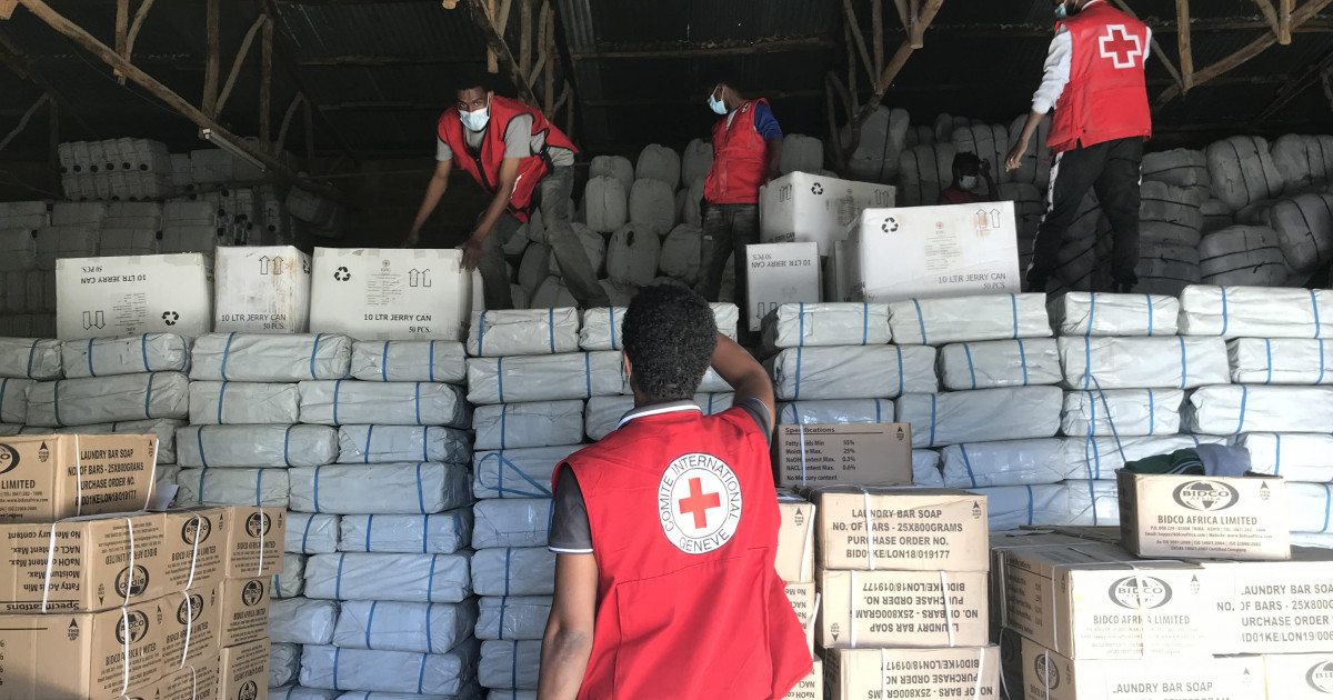 支援物資を準備するICRC