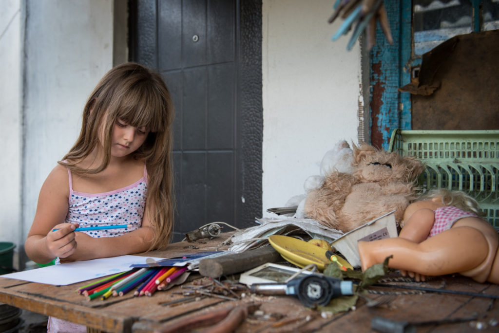 色鉛筆で絵を描く女の子