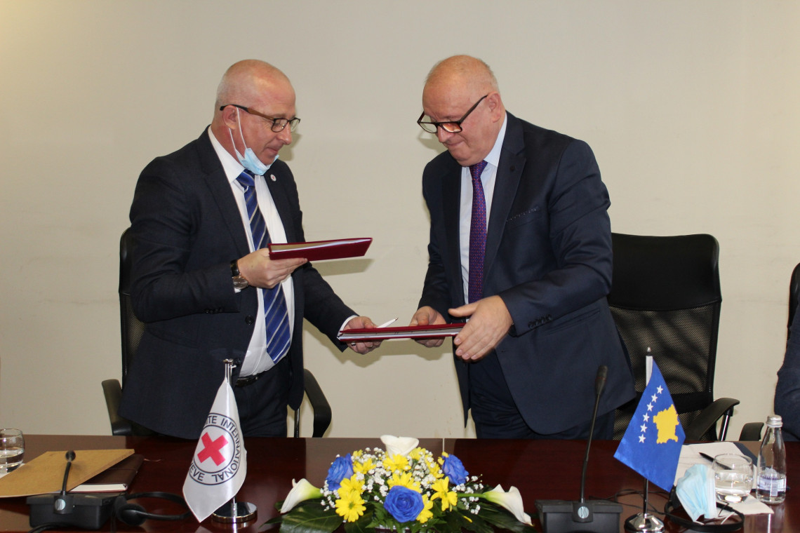 ICRCコソボ事務所と政府のコソボ行方不明者専門委員会が、コソボにおける行方不明者の安否と所在を確認するための覚書を締結