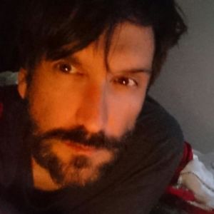 紛争地や人道危機をテーマに現地の様子をカメラに収めるスペイン出身のフリーカメラマン、リカルド・ガルシア・ヴィラノーヴァ