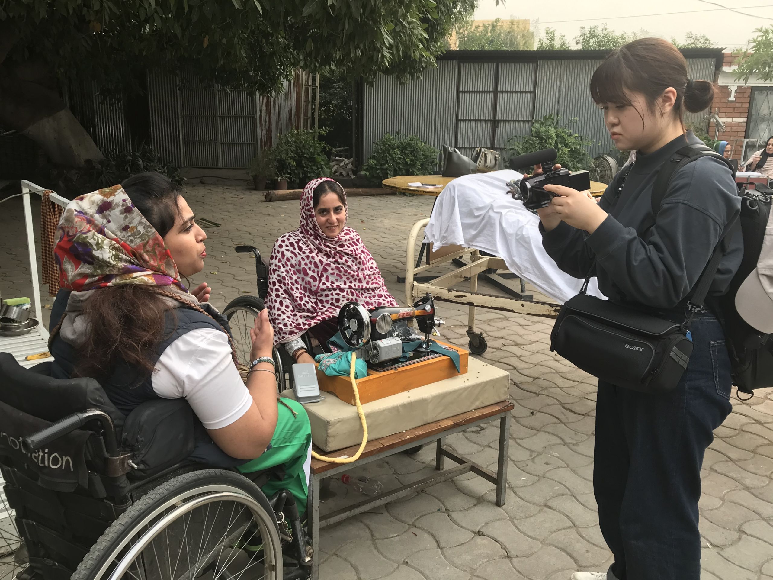 パキスタンの障がい者支援を取材する石川奈津美さん ⒸICRC