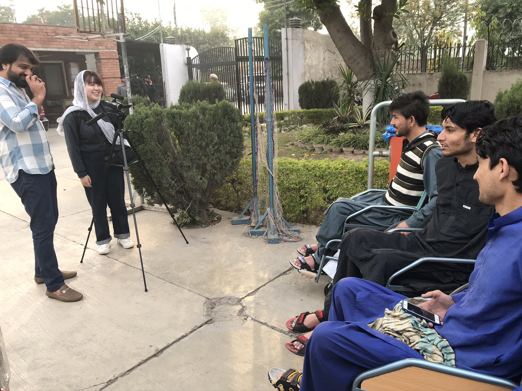 パキスタンの障がい者支援を取材する石川奈津美さん ⒸICRC