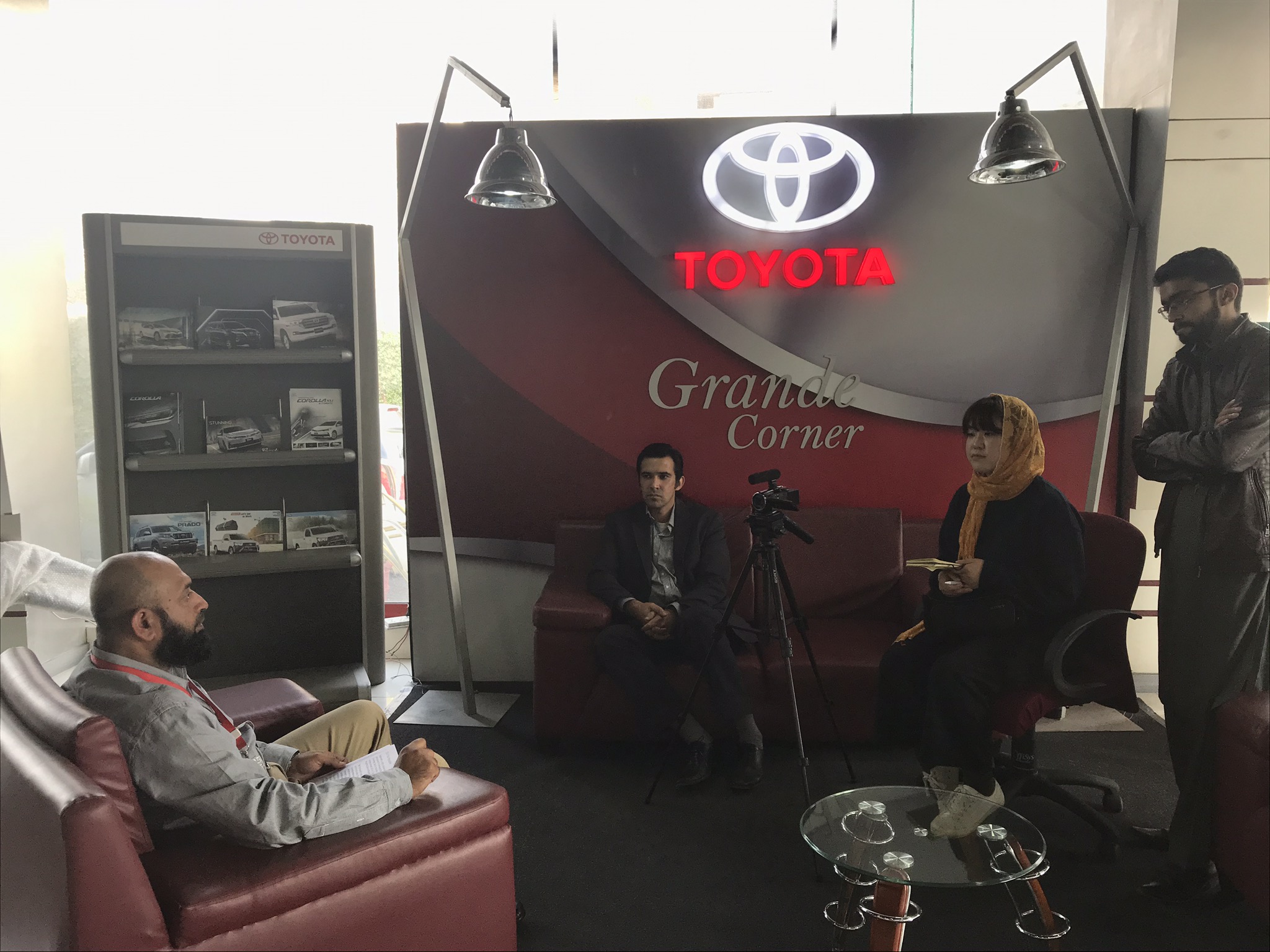 パキスタンの障がい者支援を取材する石川奈津美さん ⒸICRC