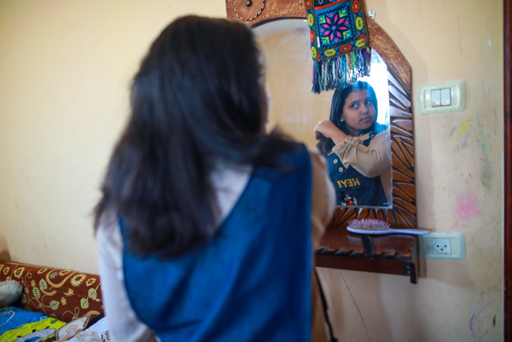 髪をとかすガザの女の子