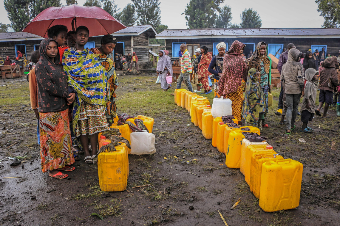 国内避難民が身を寄せる、北キヴ州ゴマ近郊の小さな村にある学校。ICRCが配る飲み水を待つ少女たち