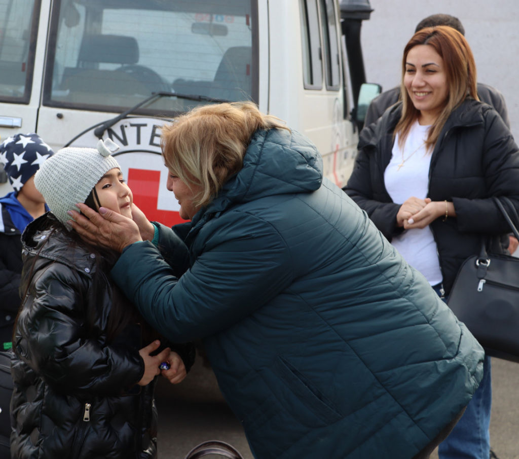 ２カ月近く離ればなれになっていた姪を抱き寄せる叔母