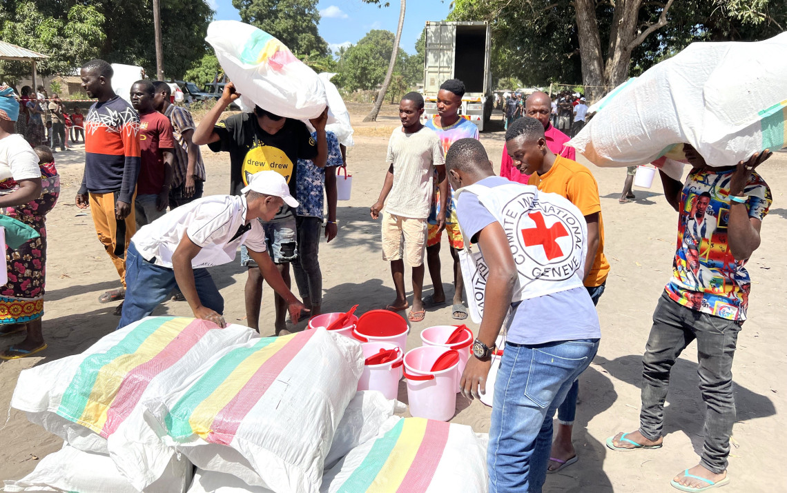 ICRCのスタッフが住民に生活必需品を配布する様子
