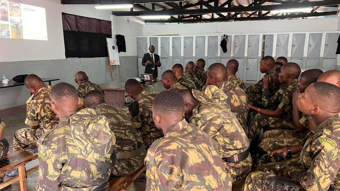 "プロジェクターを使用しながら国際人道法の遵守を促進する