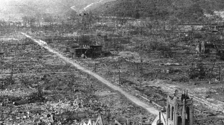 原爆が投下された街並みを撮った白黒写真