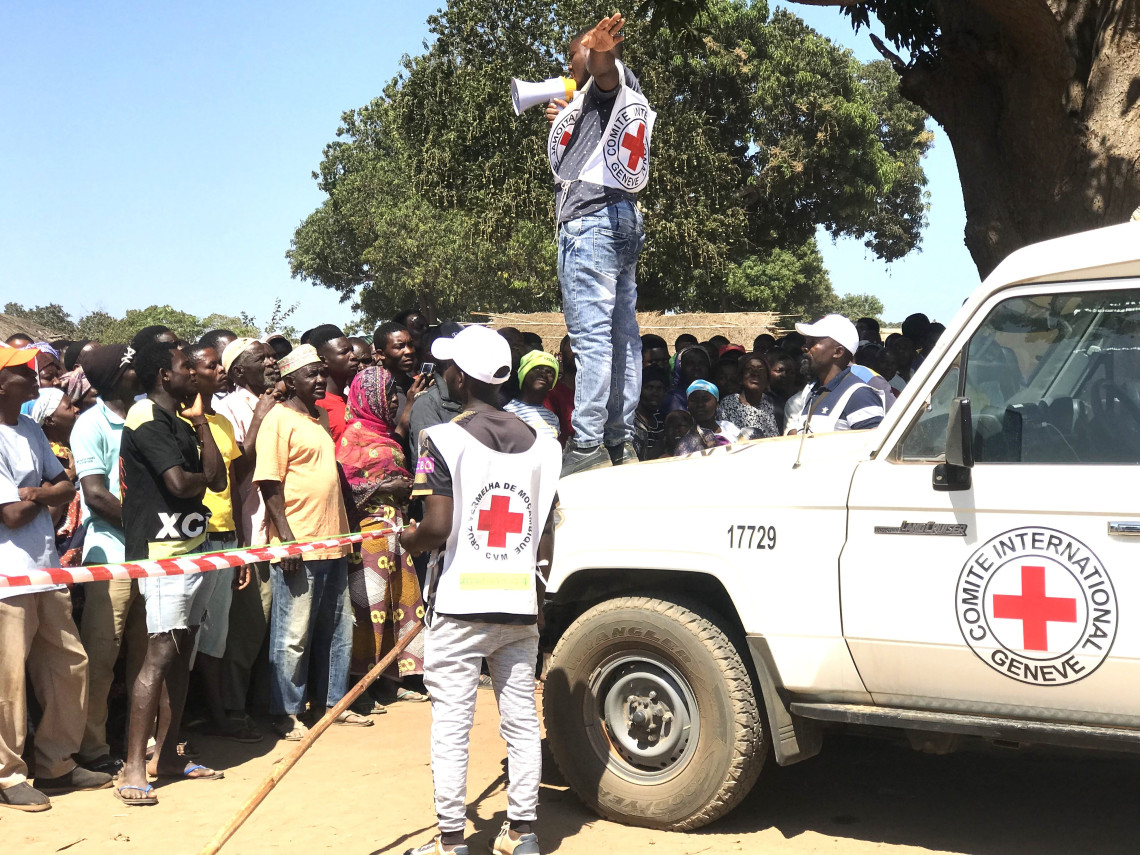 現地赤十字社と一緒に配布をおこなうICRCスタッフ
