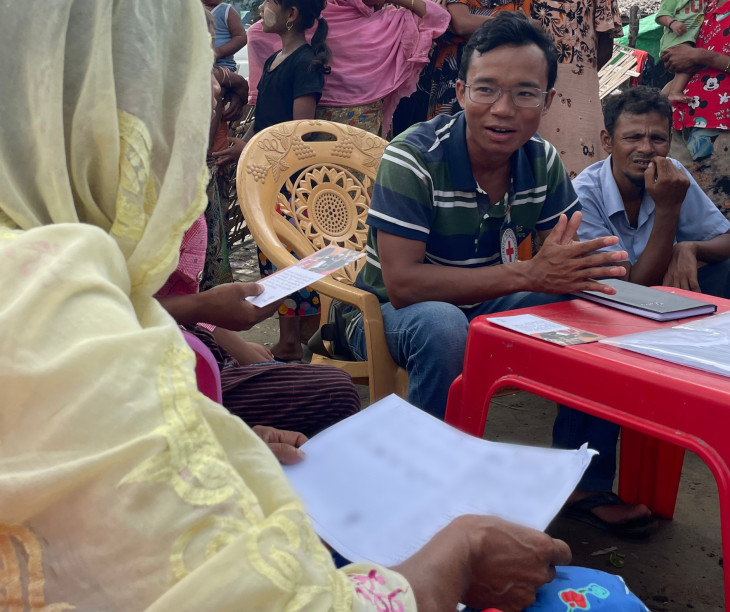 行方不明者の捜索と家族との連絡のための活動について説明するICRCスタッフ