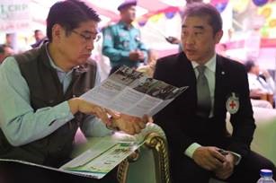 バングラデシュにおけるICRC障がい者リハビリ事業について、伊藤大使(左)に説明する日本人職員の矢田盛夫